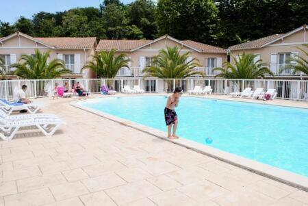 Petit Oasis Avec Piscine Apartment Англе Екстериор снимка